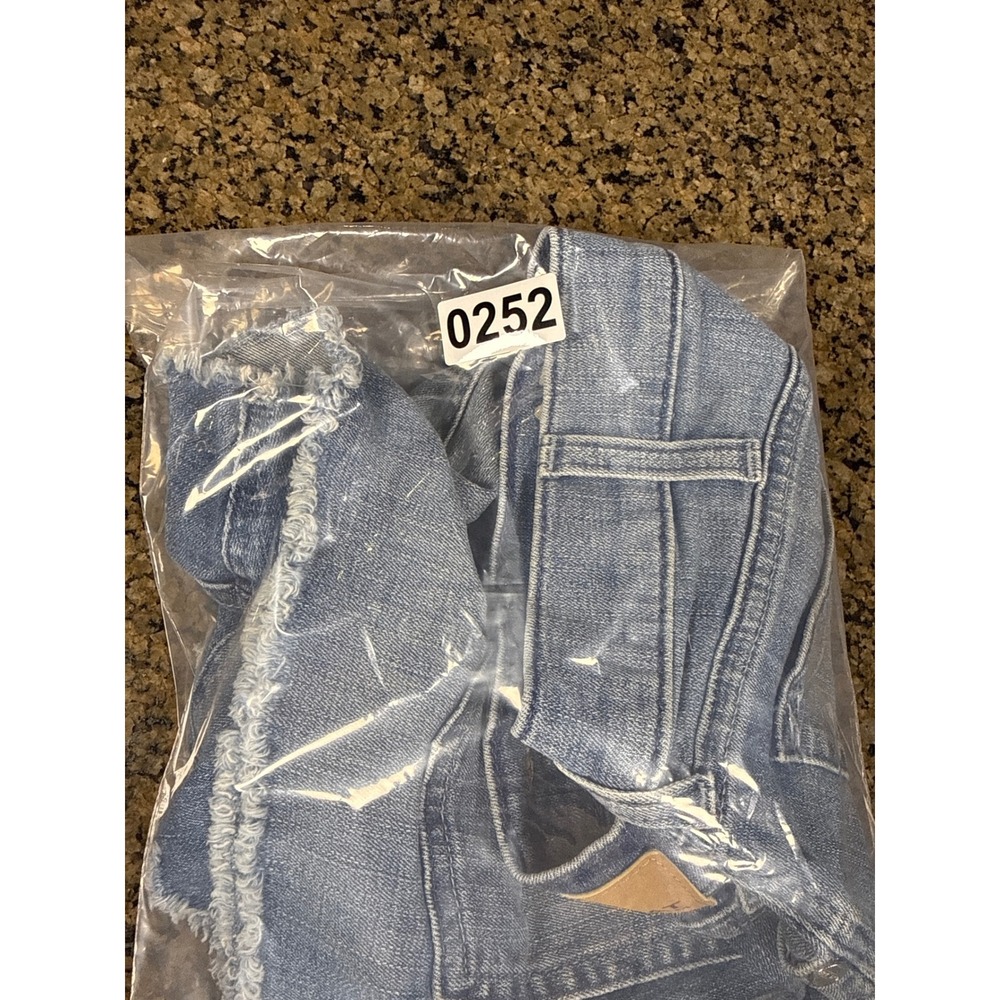 Ariat Perfect Rise Boyfriend Embroidered Denim Shorts Light Wash Size 30R - Picture 6 of 6